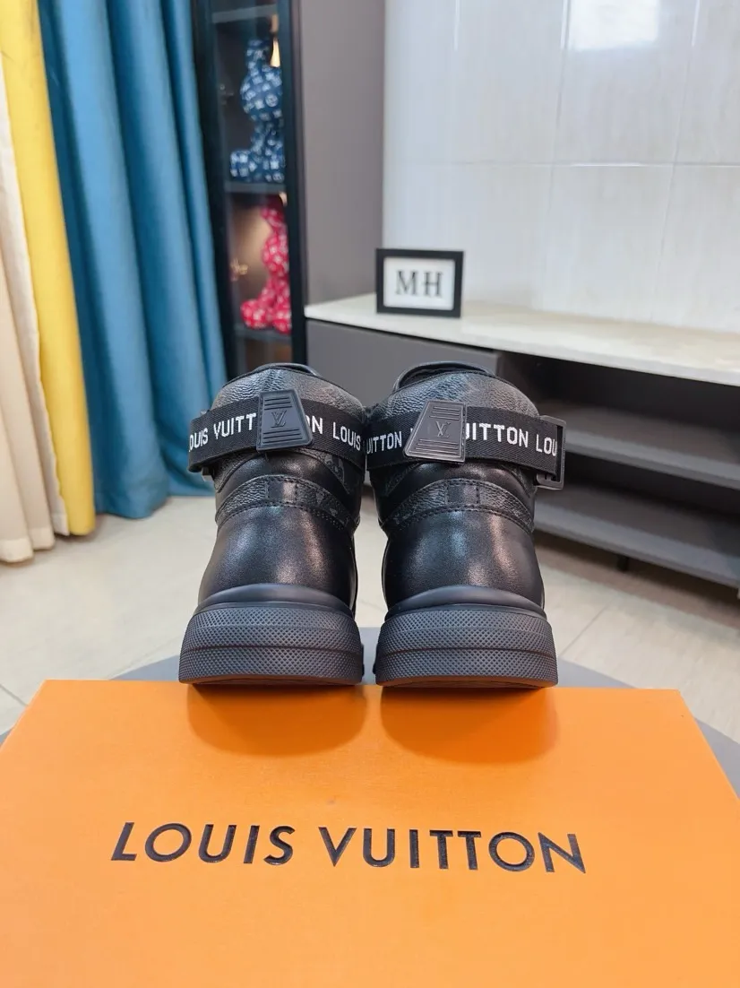 Men's shoes 💰440🌹🌹【LOUIS VUITTON】Same style on Louis Vuitton* official website🚹Men's high-top casual shoes❤️Same style as popular celebrities and big names ~ Best-selling at home and abroad Lv focuses on the checkerboard series...Imported first-layer cowhide with special fabrics➕Full sheep leather lining➕Brand-specific hollow outsole💎Produced by OEM The highest version🔍🔍Number of codes: 38-44,